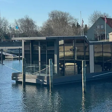 Botel Hyggeligt Ophold I Hjertet Af Gamle Havn Bogense
