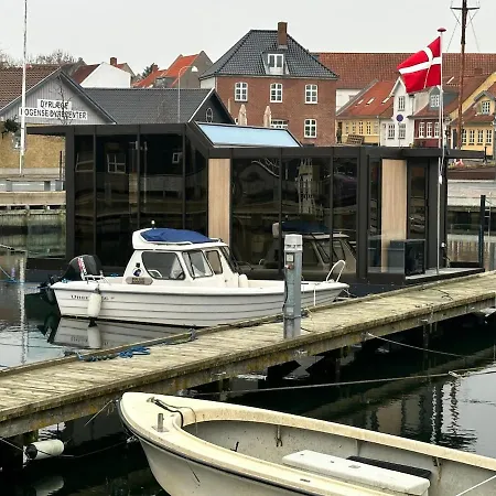 Botel Hyggeligt Ophold I Hjertet Af Gamle Havn Bogense