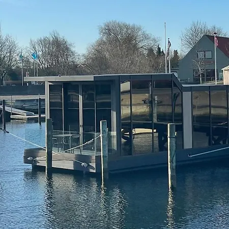 Botel Hyggeligt Ophold I Hjertet Af Gamle Havn Bogense