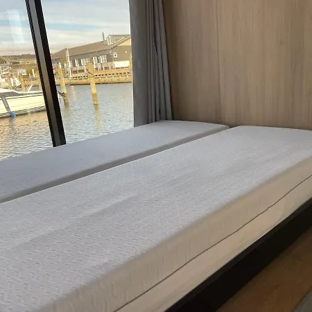 Botel Hyggeligt Ophold I Hjertet Af Gamle Havn Bogense
